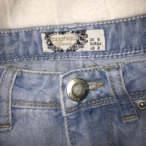 Mid-Rise, All Over, Ripped Boyfriend Jeans -Boohoo - Picture 4 of 5